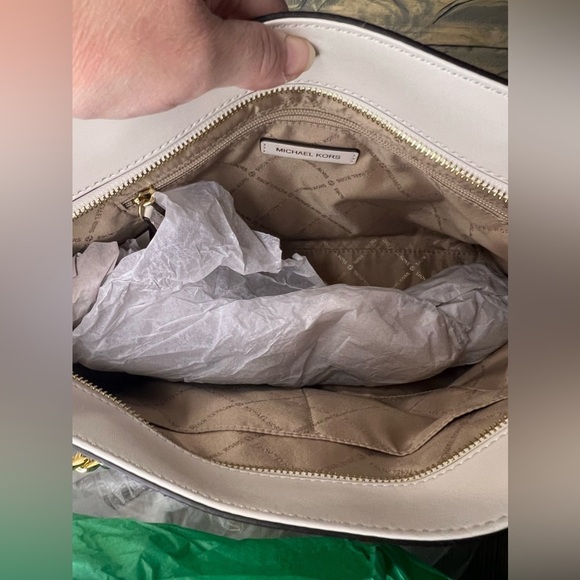 BIN047.6 NWT Michael Kors Jet Set Medium Tote Light Cream Leather - Picture 4 of 4